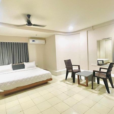 Hotel Royal Orbit Rajkot Exteriör bild