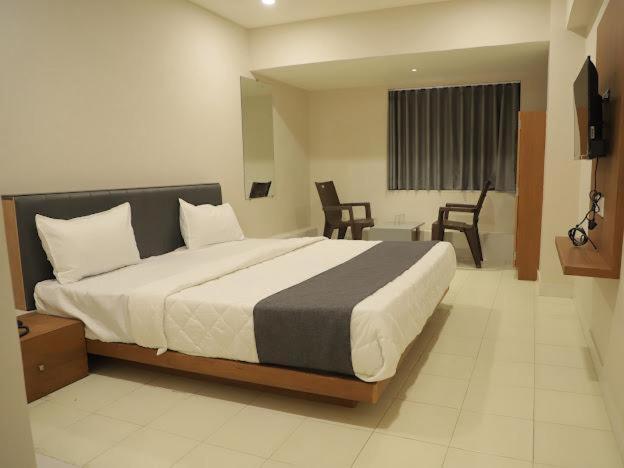 Hotel Royal Orbit Rajkot Exteriör bild