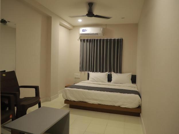 Hotel Royal Orbit Rajkot Exteriör bild