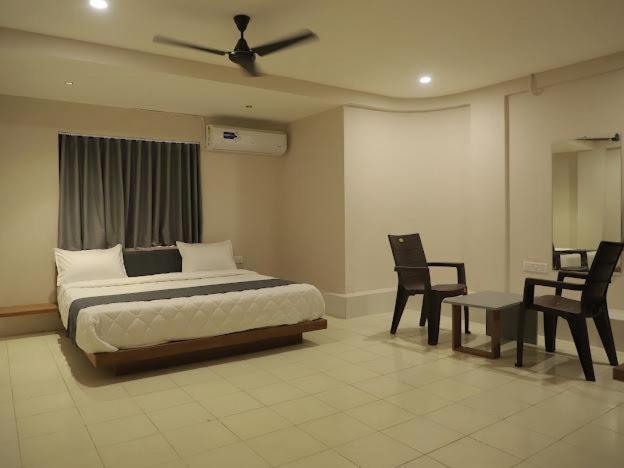 Hotel Royal Orbit Rajkot Exteriör bild