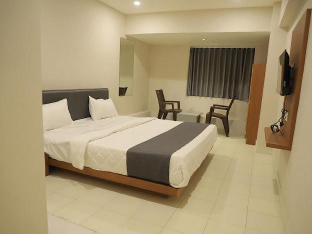 Hotel Royal Orbit Rajkot Exteriör bild